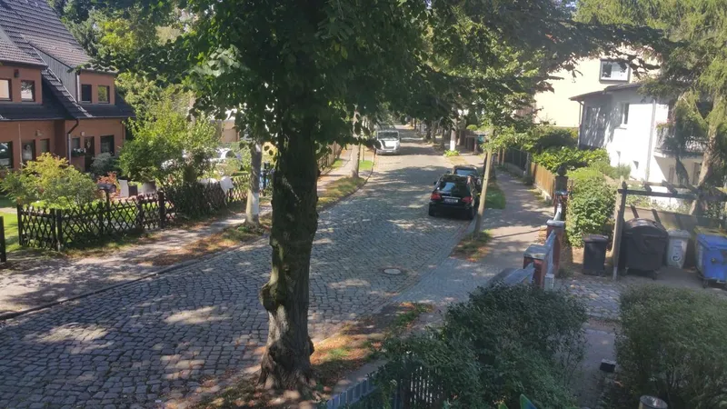 2,5 individuelle Neubau-Zimmer zum wohlfühlen, frisch renoviert, Balkon im Grünen ~ Nelle Immobilien — photo 1